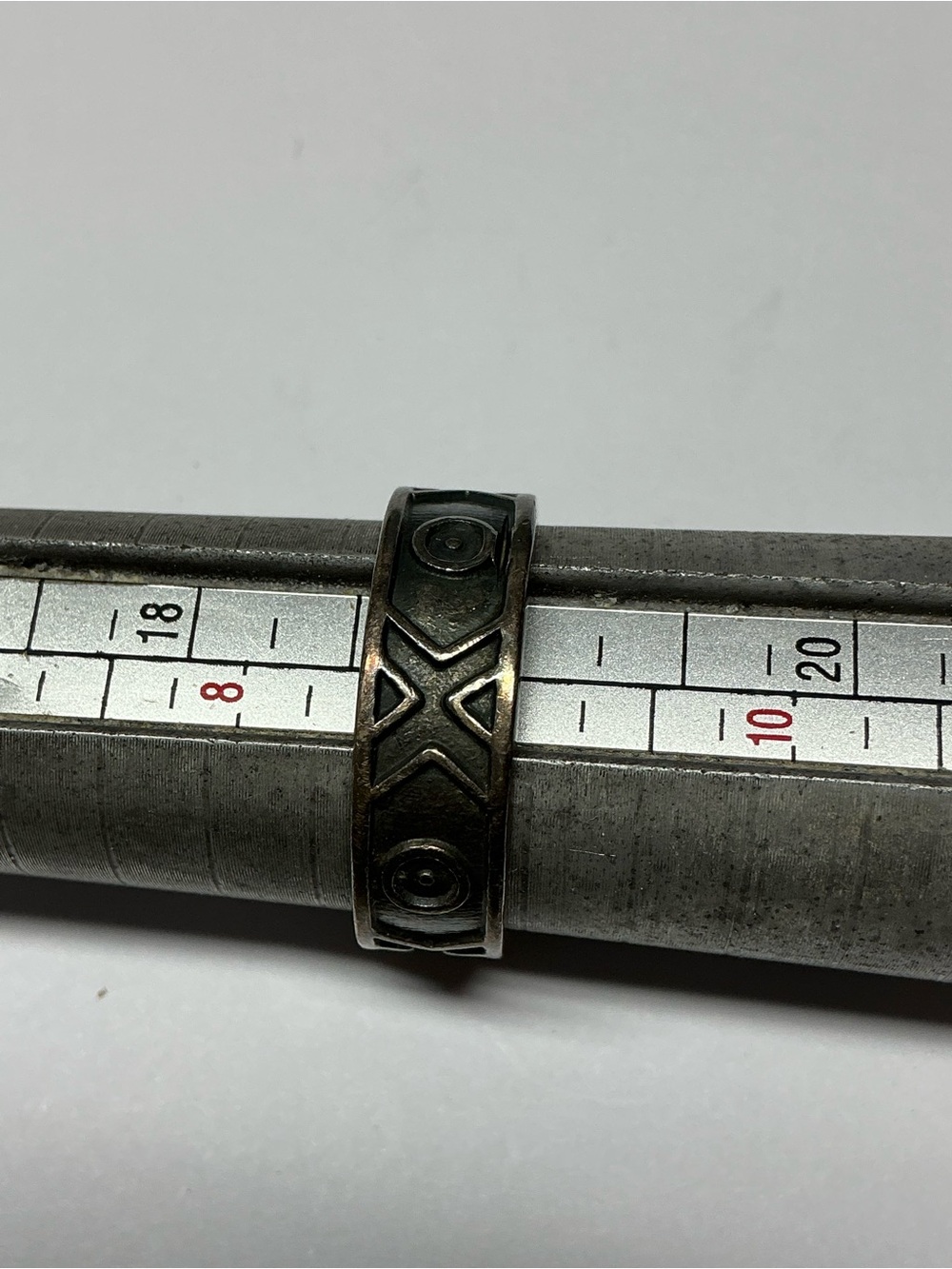 Men’s Sterling Silver Geometric X’s & O’s ring. Size 9